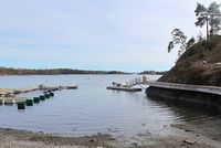 Vestre vei ender ved Søndre brygge, helt sør på Nesøya. Foto: Stig Rune Pedersen