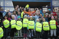 Elevene ved Nesøya skole fikk refleksvester i oktober 2010. Foto: Ukjent / Budstikka