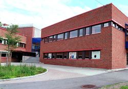 Nesøya skole etter utvidelsen i 2000. Foto: Karl Braanaas