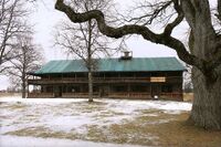 Den monumentale svalgangbygningen på Gamle Hvam gård. Foto: Leif-Harald Ruud (2022).