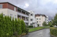 Glomma terrasse 3A og B, boligblokker tilhørende Årnes Strand boligsameie. Foto: Leif-Harald Ruud (2025).