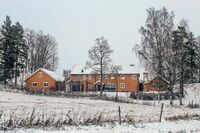 Villaen «Kaiehaugen» i Vormsundvegen 15, oppført for distriktslege Ivar Wexels Riser i 1944. Foto: Leif-Harald Ruud (2025).