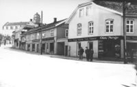 Nesjehjørnet, vi ser oppover Hunnsvegen. Foto: Marie Haug (ca. 1940)