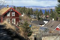 Villabebyggelse på Hellvik med de vestre delene av Oslo i det fjerne. Foto: Leif-Harald Ruud (2020).