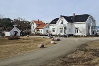Hellviktangen er et populært samlingssted for besøkende fra fjern og nær. Foto: Leif-Harald Ruud (2022).