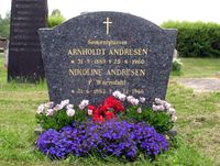 Gravminnet til sementpusser Arnholdt Andresen og hans kone Nikoline f. Wormdahl. Foto: Siri Johannessen (2016).