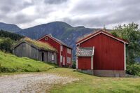 Allmuens herrestue (til venstre) og Borgstua i 2021. Foto: Leif-Harald Ruud (2021).