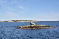 «Humlesekken» med kampesteinen «Munken». Foto: Roy Olsen (2022).