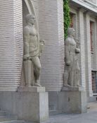 Statuer utenfor Bergen tinghus som representerer dydene måtehold og styrke (1934-38). Foto: Stig Rune Pedersen