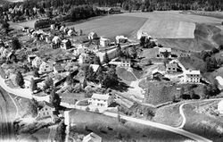 Niels Høeghs vei fra nordøst 1958. Bråte gård i øvre bildekant.
