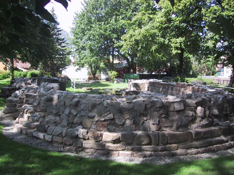 Fil:Nikolaikirkens ruin Sarpsborg.JPG