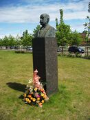 Nils Claus Ihlen, bauta oppsatt på hans hundreårsdag i Stasjonsparken, Strømmen. Foto: Steinar Bunæs