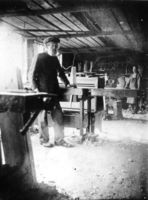 «Polersnekker Kristensen» i verkstedet.