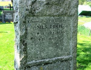 Nils Tomte gravminne nærbilde Varteig.jpg
