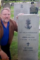 Arnor Nilsens gravplass på Anfield cemetery i Liverpool. Nevøen Arnor Nilsen til venstre. (Fotoeier: Arnor Nilsen)