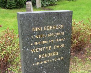 Nini og Westye Parr Egeberg gravminne.jpg