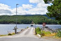 Ferjestaden på Sundsodden. MF «Nissen» på veg mot Fjone. Foto: Roy Olsen (2025).