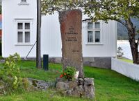 Minnesmerke over brannen i 1922 reist 1994 utenfor Treungvegen 402. Foto: Roy Olsen (2025).