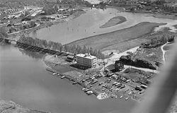 Nitelva og Jenseberget sett fra fly under flommen 1967.