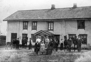 Nitteberg. Alle samlet på tunet under slåtten..jpg