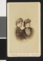 Eva Sars (til venstre) og søstera Mally Lammers. Foto: Ludwik Szacinski De Ravicz (1885).