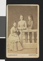 Eva Sars lengst til høyre, omkring atten år gammel. Foto: C. C. Wischmann (1876).