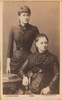 Eva Sars (stående) med mora Maren Cathrine Welhaven Sars. Foto: R. Ovesen (1881).