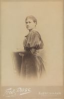 Eva Sars, portrettert av Fred Riise, Amagertorv 6. Bildet ble tatt i 1889, samme år som Sars gifta seg med Fridtjof Nansen. Foto: Nasjonalbiblioteket
