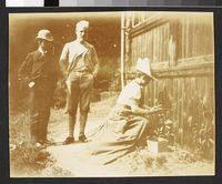 Eva Nansen steller i hagen på Godthaab. Fridtjof Nansen og en venn står bak henne. Foto: Ukjent / Nasjonalbiblioteket (1890).
