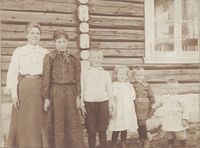 Eva Nansen med barna på Sørkje. Fra venstre Eva Nansen, Liv, Kåre, Irmelin, Åsmund og Odd. Foto: Ukjent / Nasjonalbiblioteket (1904).