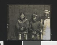 To inuittiske tjenestejenter sammen med kokken som jobbet hos kolonibestyreren.