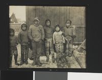 Inuitten Aam med barna sine.