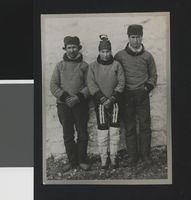 Bolette i midten, av blandet herkomst, flankert av to inuitter.
