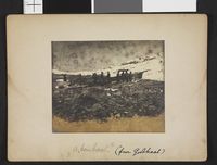 Kvinner og barn ved en umiaq («konebåt») på stranda.