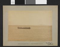 Omkring ti inuitter i en umiaq utenfor Nuuk.