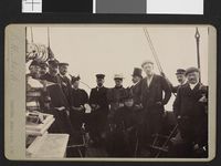 På George Baden-Powells yacht «Otaria». Eva Nansen sitter i midten, med Fridtjof Nansen ved siden av. Foto: Ukjent / Nasjonalbiblioteket (1896).