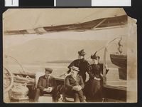 På George Baden-Powells yacht «Otaria». Fra venstre Baden-Powell, Fridtjof Nansen, Eva Nansen og lady Baden-Powell. Foto: Ukjent / Nasjonalbiblioteket (1896).