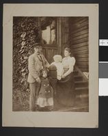 Eva og Fridtjof Nansen med ungene Liv og Kåre utafor Godthaab. Foto: Ukjent / Nasjonalbiblioteket (1898).