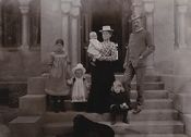 Familien Nansen på Polhøgda. Fra venstre Liv, Irmelin, Odd (på mors arm) og Kåre. Foto: Ludwik Szacinski De Ravicz (1902).