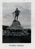 Fritjof-statuen står på Vangsnes. Foto: Nasjonalbiblioteket