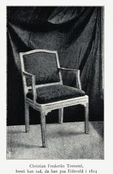Christian Frederiks tronstol i Eidsvollsbygningen. Fra Eidsvold Værks og Eidsvoldsbygningens historie gjennem tiderne, 1902.