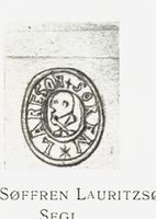 Ovalt seglfelt for Søffren Lauritsson (død 1653) med dødningehode over krysslagte knokler innenfor en omskrift med navnet