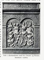Kiste med de sammenføyde våpnene til et ektepar av de danske slektene Gøye og Rosenkrantz. Fra Svanøen i Søndfjord, 1912.