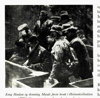 Første besøk i Holmenkollbakken i 1906 ble en meget sur fornøyelse i snødrevet for Haakon VII og dronning Maud. Foto: Ranheim: Norske skiløpere : Østlandet sør, 1956