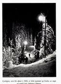 Skiforeningen anla en 5 km lang lysløype i 1946 fra Frognerseteren, rundt Tryvannsåsene og tilbake til langrennslokalene. Løypa ble forlenget i 1955. Foto: Ranheim: Norske skiløpere : Østlandet sør, 1956