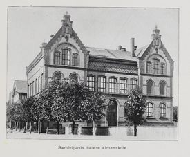 Sandefjord middelskole (1900). Foto: Nasjonalbiblioteket (1914).