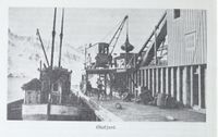 På kaia i Øksfjord. Illustrasjon fra "Det Norske næringsliv. 13 : Finnmark fylkesleksikon", 1952.