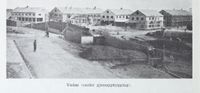 Vadsø under gjenoppbygginga. Det Norske næringsliv : 13 : Finnmark fylkesleksikon, 1952.