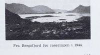 Bygda Bergsfjord før raseringen i 1944. Det Norske næringsliv. 13 : Finnmark fylkesleksikon, 1952.
