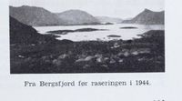 Bygda Bergsfjord før raseringen i 1944. Det Norske næringsliv. 13 : Finnmark fylkesleksikon, 1952.